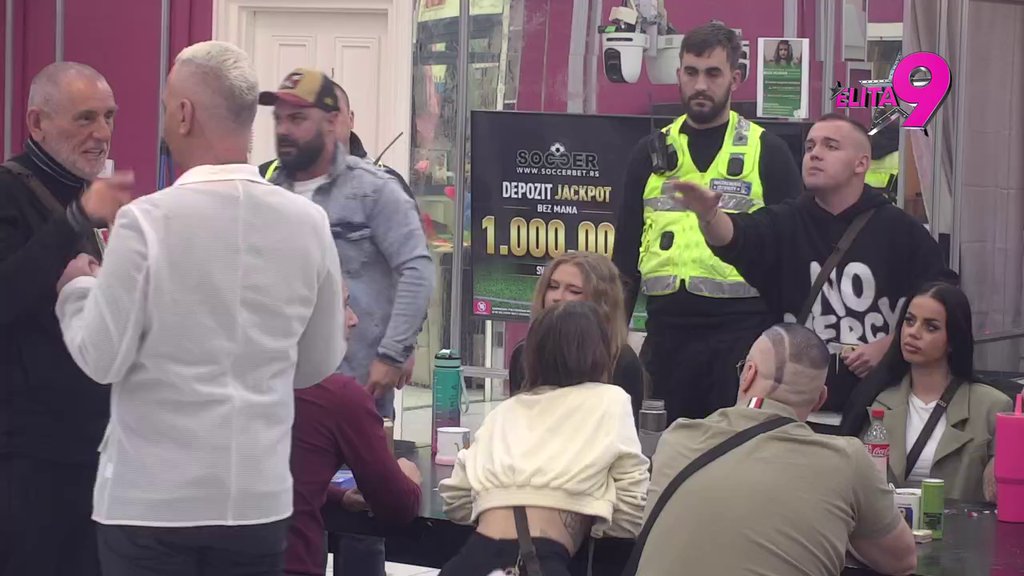 Obezbeđenje preplavilo kuću! Dača i Stanić demoliraju Anitu i Luku, Vujović urla iz petnih žila na obojicu: Ne možeš da čestitaš jer ti je rijaliti na prvom mestu (VIDEO)