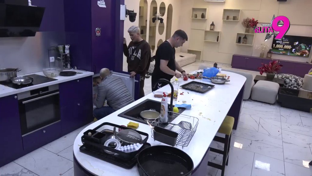 Ore se Odabrani! Uroš pred nervnim slomom zbog Bore, najavio mu pakao: Pi*ko, obećao si da ćemo spavati zajedno! (VIDEO)