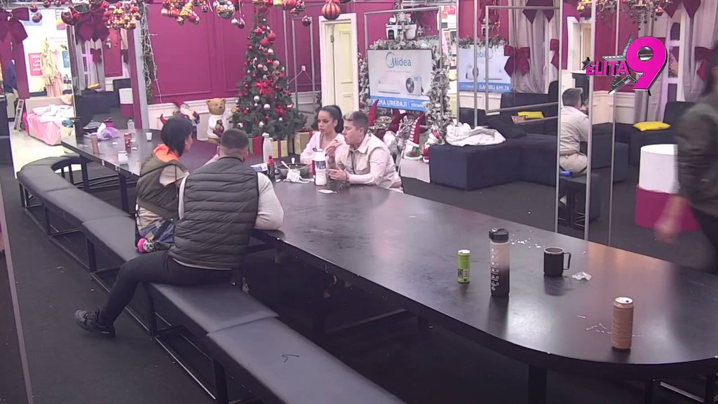 'Starački dom' Mina i Dragana otvoren! Napustile žurku ranije, pa zasele sa jačim polovinama, evo šta su radili (VIDEO)