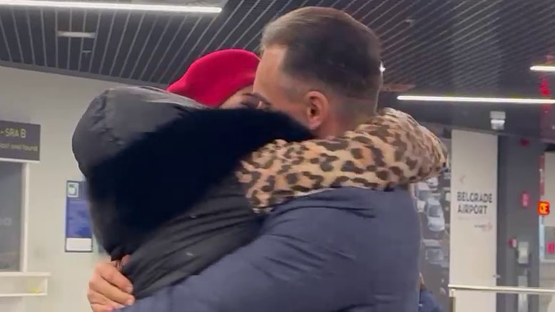 Mog lavića nisam videla dugo: Jovana Jeremić poletela vereniku Draganu u zagrljaj, pa zaplakala (FOTO+VIDEO)