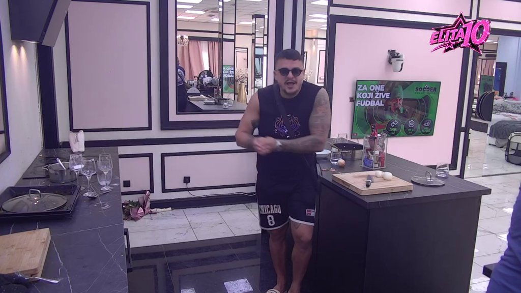 Oglasio se Veliki šef: Takmičari poskalali iz kreveta, a evo zbog čega (VIDEO)