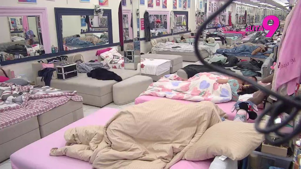 Napravili planinu ispod pokrivača!  Posle burnih uvreda Maja i Asmin završili ispod pokrivača! (VIDEO)