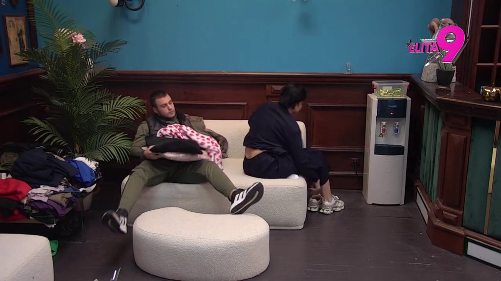 Pršte poljupci! Viktor na ivici na izgubi samokontrolu zbog Mine, ona jednim potezom dolila ulje na vatru (VIDEO)