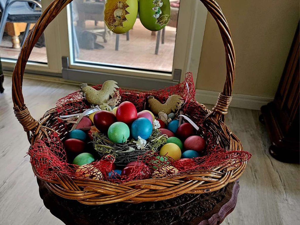 To su slike koje ne blede, sećam se farbanja jaja s majkom: Milan Milošević pokazao pravu vaskršnju bajku za Pink.rs, pa otkrio: Trpeza mora da bude bogata, ali ne... (FOTO)