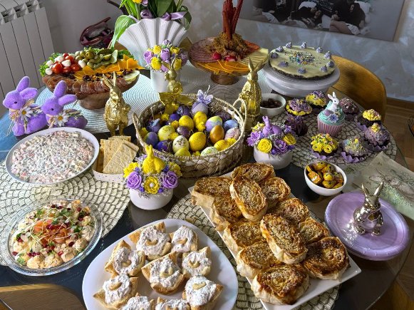 Nas troje smo porodica, UŽIVAMO: Ena i Peja otvorili vrata svog doma za Vaskrs, ona progovorila o odnosu sa Zlatom, pa priznali: Zajedno smo bojili jaja, a Matija... (FOTO)