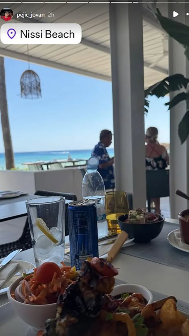 LJUBAV CVETA! Peja i Ena napustili Srbiju, pa pokazali kako uživaju: Bahate se i ne skidaju osmeh s lica (FOTO)