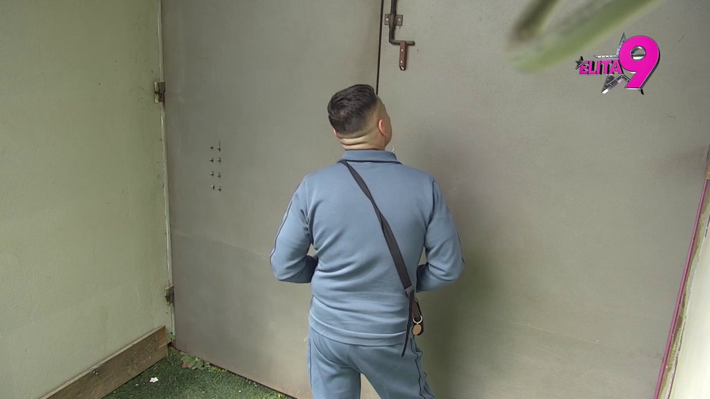 Zakucao glavu u vrata i RONI SUZE! Bebica ne uspeva da se sabere i da izađe iz Rajskog vrta, prizor koji lomi srce! (VIDEO)