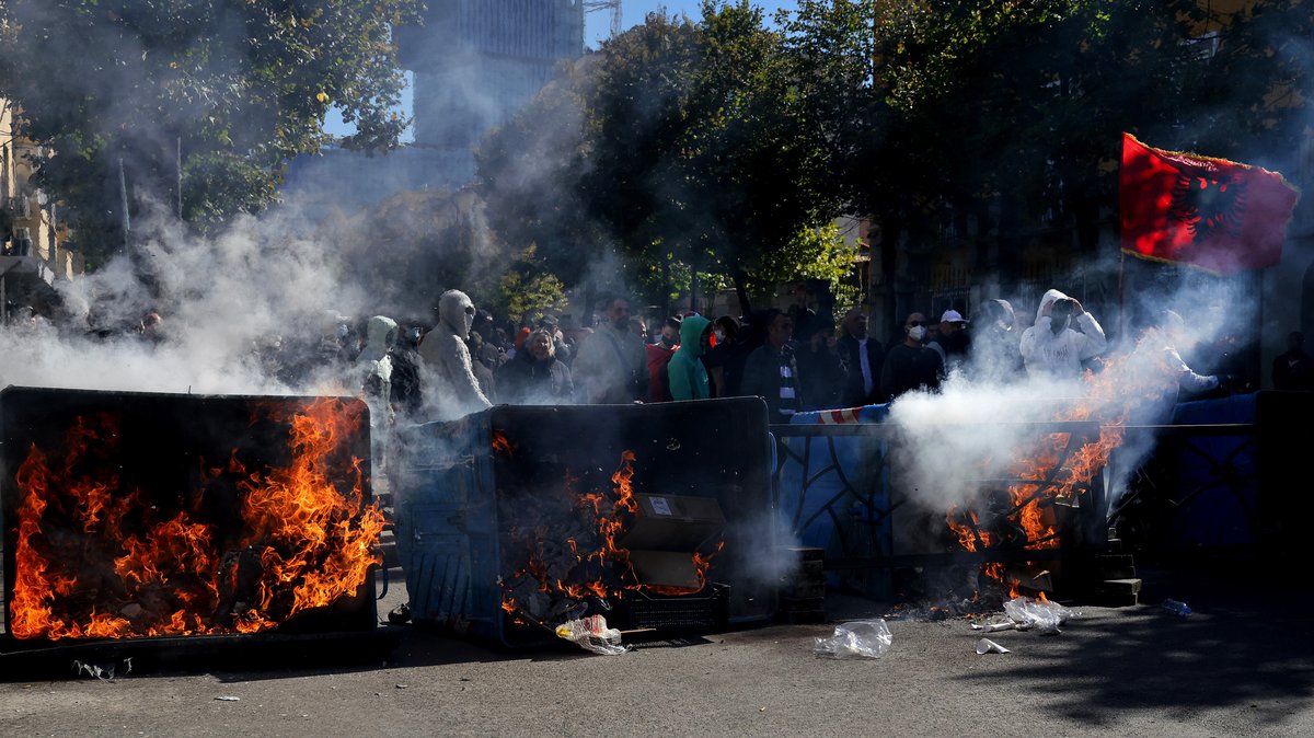 Direktor policije Tirane povređen tokom protesta: 21 osoba zbrinuta u bolnici (FOTO)