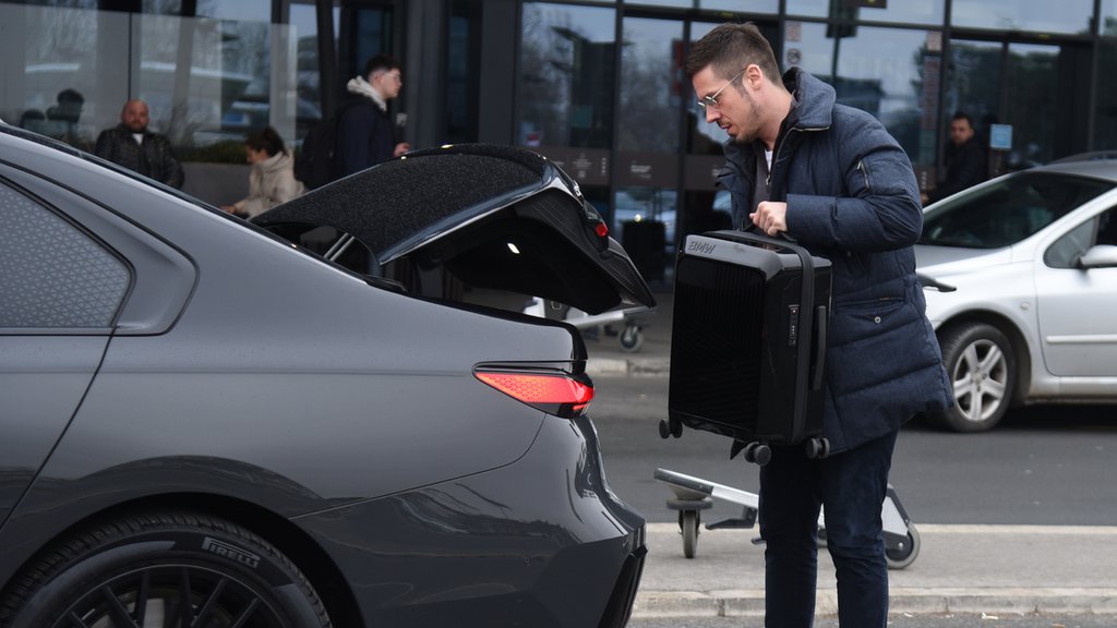 PINK.RS PAPARACO! Nikola Rokvić uhvaćen u novoj, besnoj mašini koja vredi kao jedan stan u Beogradu: Ima se, može se! (FOTO)