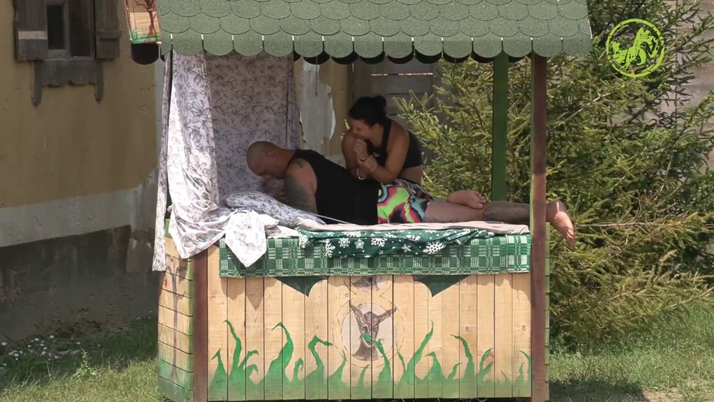 NIJE OVO TRAŽIO?! Aleksandra masira Kristijan, on JAUČE U BOLOVIMA (VIDEO)