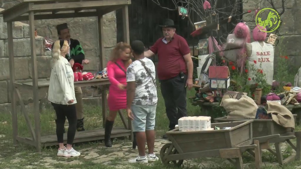 KAD VEĆ SA PITANJIMA NE IDE, MOŽE DA SE ZAPEVA: Peca iskoristio priliku, pa tokom plesa uhvatio Snežu 'malo niže' (VIDEO)