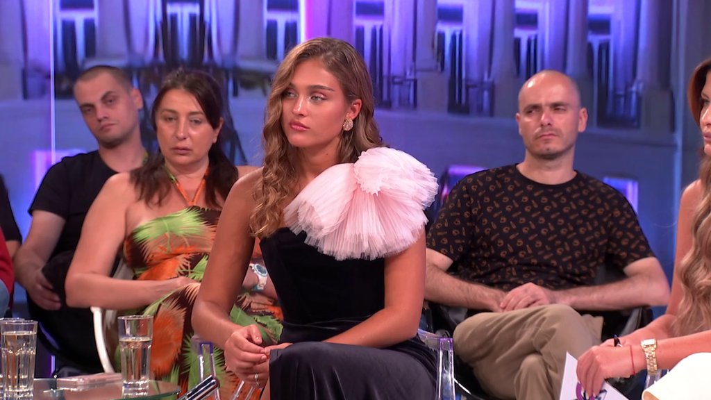 Informacije iz Đenovića iz prve ruke: Anđelina komšinica otkrila kako su Đuričići prihvatili Gastoza, pa priznala da je Sofi u Crnoj Gori na lošem glasu! (VIDEO)