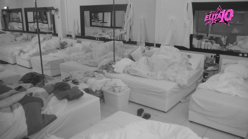 Ovakva žurka se ne pamti! Prštali poljupci na sve strane, Slađa smuvala Leona, pa imala odnose sa Carem, Aneli i Filip pomirenje pečatirali ispod jorgana, Mateja smuvao ovu lepoticu