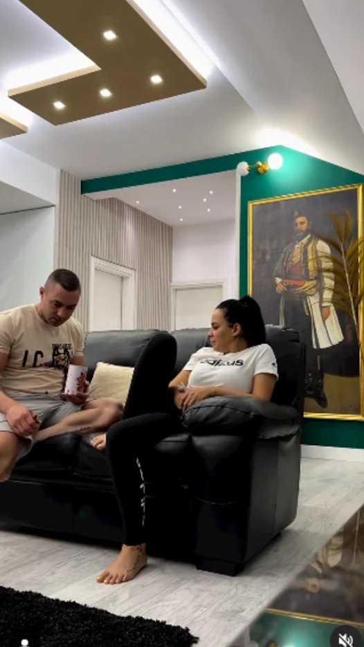 Zavirite u Jodžirovu vilu u Crnoj Gori! Ovde živi sa ženom i decom: U dvorištu bazen, umetnička dela, crna kutija... (FOTO)