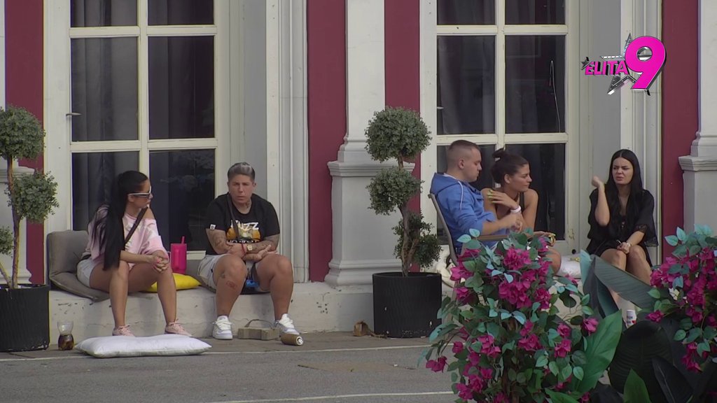 Nikad neće biti većeg blama od Bebice: Cele noći gledao flert Filipa i Teodore, ima i "omiljenu scenu" (VIDEO)