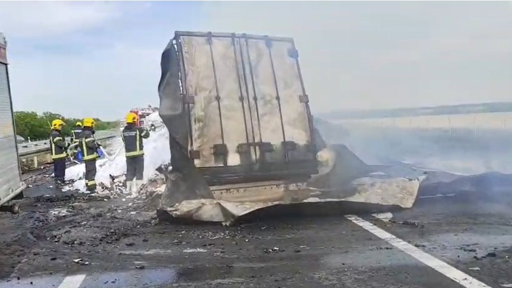 KARAMBOL KOD NOVE PAZOVE: Kamion prešao u suprotnu traku i udario u automobile, ima povređenih