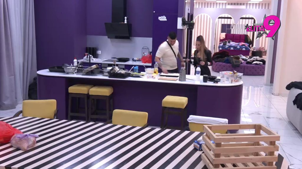 Polako, ne krečimo: Terza rešio od Sofije da napravi domaćicu, pa je naučio da sprema pitu! (VIDEO)