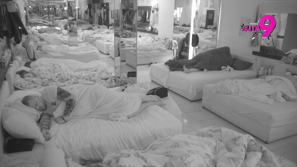 RAZBUKTALI STRASTI! Sale i Sara tresu jorgan planinu, sve se ori od njihove vrele akcije! (VIDEO)