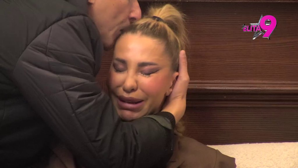 Traži pažnju! Uplakana Aneli iz kuće prešla u pab, pa počela da jauče čim joj se neko obratio (VIDEO)