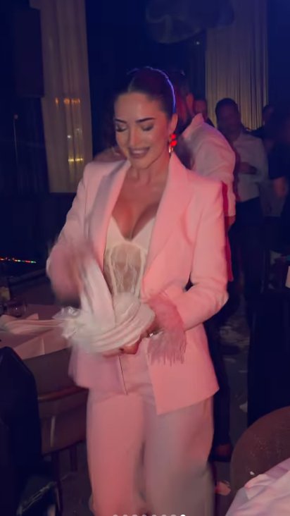 Anđela Đuričić ponosno prošetala nove silikone! Grudi pucaju u korsetu, pogledajte kako grmi posle raskida sa Gastozom (FOTO)