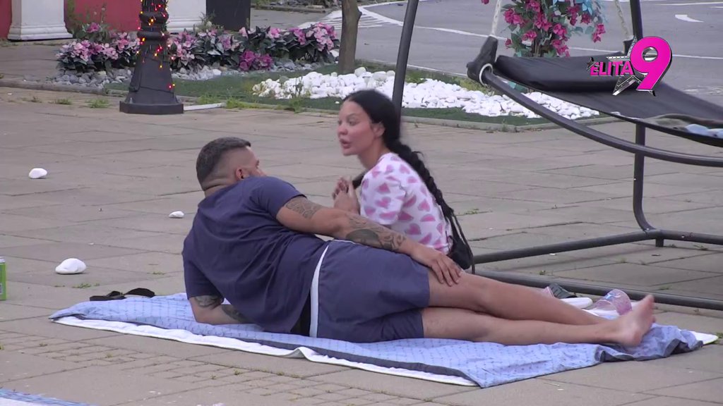 Ne odustaje: Maja se nakačila na Asmina i na silu ga ljubi, nakon teških uvreda na korak do pomirenja! (VIDEO)