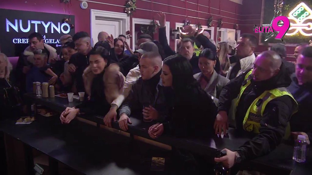 Karambol u kazinu! Stiglo još pića, učesnici se popeli jedni drugima na leđa (VIDEO)