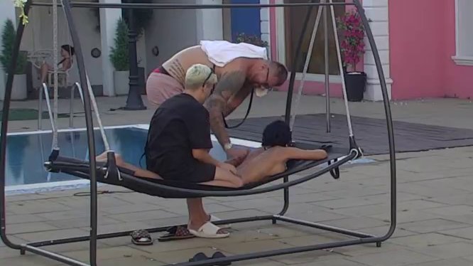 Beži manijače: Janjušu umalo pozlilo od Majinog vrelog tela, nije mogao da joj odoli! (VIDEO)