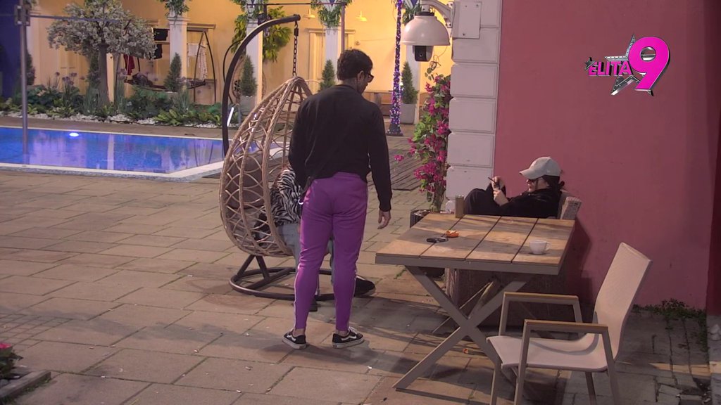 Karambol u dvorištu! Boginja se nadurila na Đukića, on divlja i urla na nju (VIDEO)