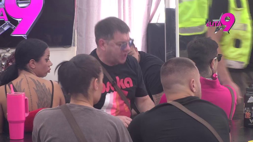 AHMIĆKA VAN SEBE! Aneli krenula da pogodi Ivana, pa izletela u suzama iz Bele kuće! Kad se vratila zaletela se na Asmina! (VIDEO)