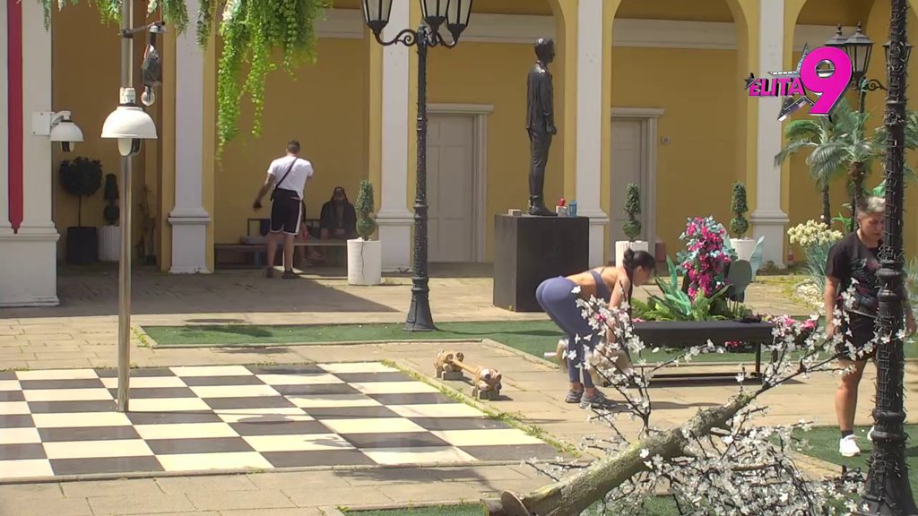 SVE OČI UPRTE U NJU! Stanija se utegla u minijaturni kompletić, pa počela ŽESTOK TRENING! (VIDEO)