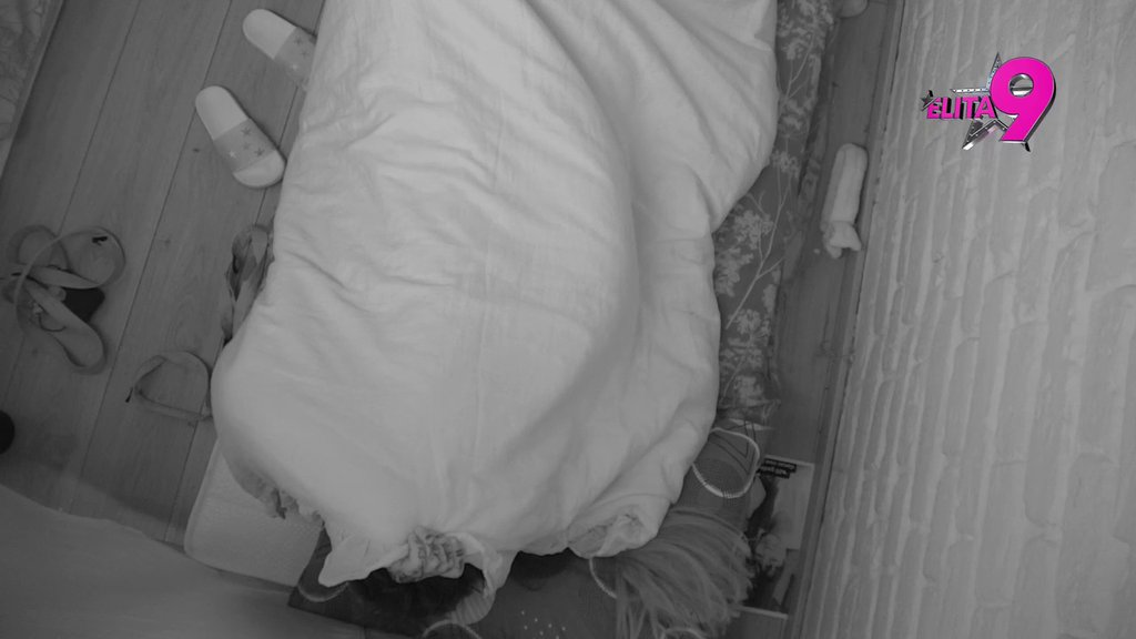 SVE PRŠTI OD STRASTI: Teodora i Filip se zavukli ispod pokrivača, pa započeli ljubavne igrarije! (VIDEO)