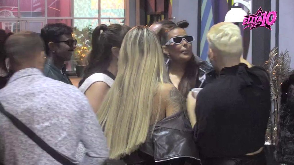 Moja kopija: Aneli ugledala Anu Nikolić i odmah joj poletela u zagrljaj, pevačica ne krije uzbuđenje! (VIDEO)