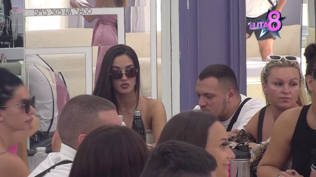 Imaš toliko muškaraca koji ti dao auto, ne možeš da ih pohvataš: Rat Gastoza i Anđele ne prestaje, ona ga ubacila u žestoku mašinu i totalno izbacila iz takta! (VIDEO)