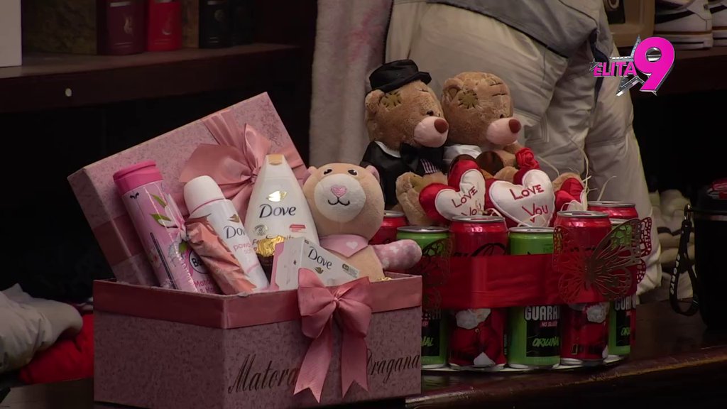 FANOVI POKLONIMA NAPUNILI PAB! Matora i Dragana vrište od sreće, a evo šta za to vreme radi Anita! (VIDEO)