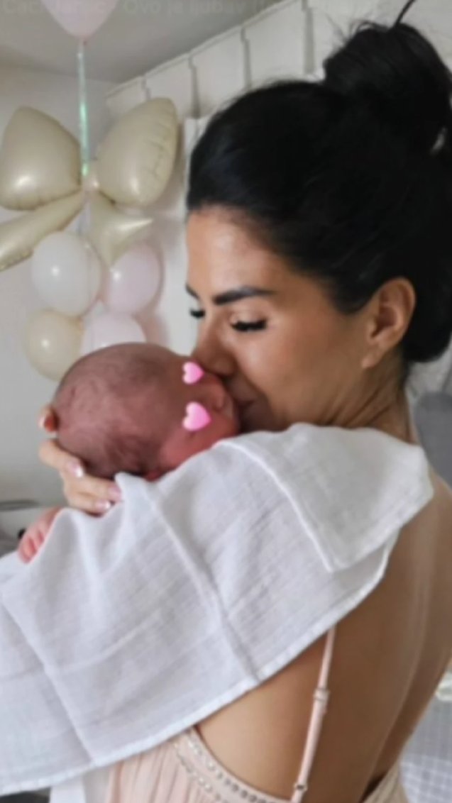STIGLE PRVE FOTOGRAFIJE IZ DOMA NAKON IZLASKA IZ PORODILIŠTA: Supruga Mirčeta Radulovića pokazala malu Elenu, poznata kuma odmah stigla u posetu