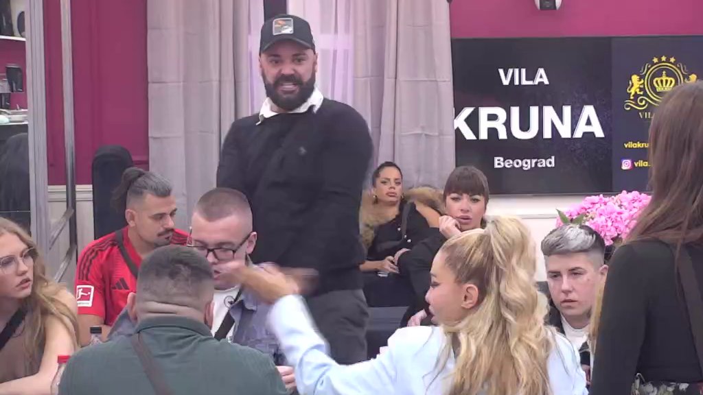 Treba da se zahvali Bogu što sam je prihvatio: Luka zaurlao iz petnih žila na Aneli i isponižavao je pred svima, ona grca u suzama! (VIDEO)