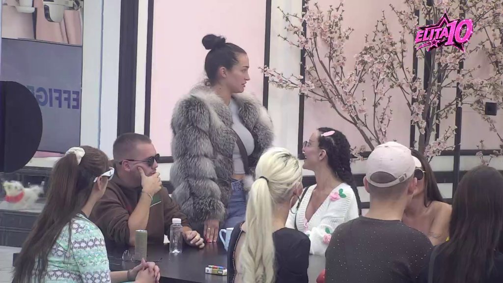 Bukti žestok rat između Miljane i Slađe: Anđela ipljunula sve što misli o njenom odnosu sa Mahirom, pa dobila povratnu! (VIDEO)