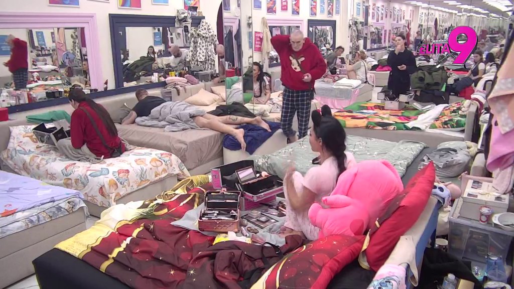 Ništa joj nije po volji! Maja podivljala nakon buđenja: Urlične na sav glas, svi joj smetaju dok se šminka! (VIDEO)