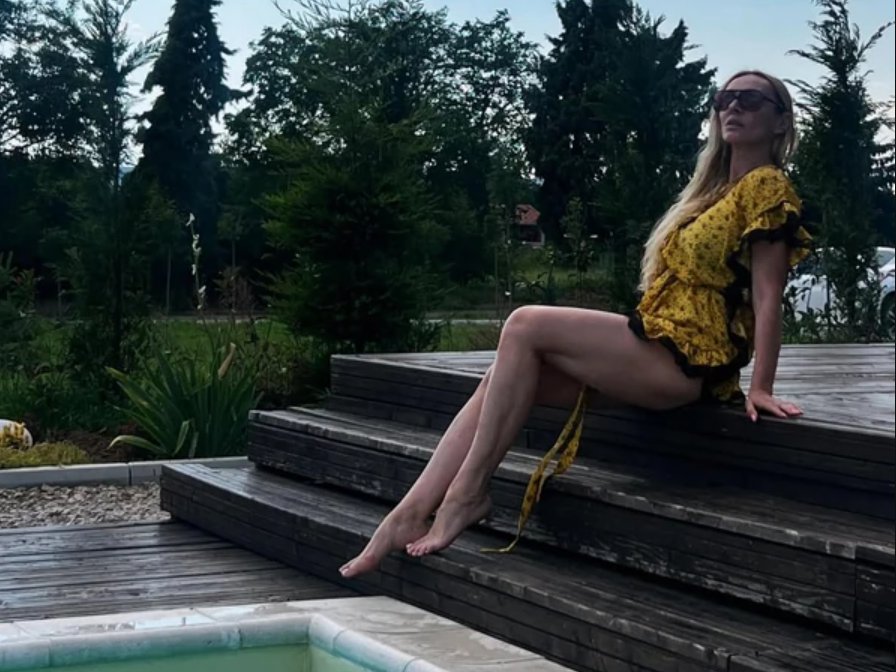 NAJZGODNIJA BAKA NA ESTRADI! Anabela Atijas u mini žutoj haljini istakla zategnute noge, nikad bolje nije izgledala! (FOTO)