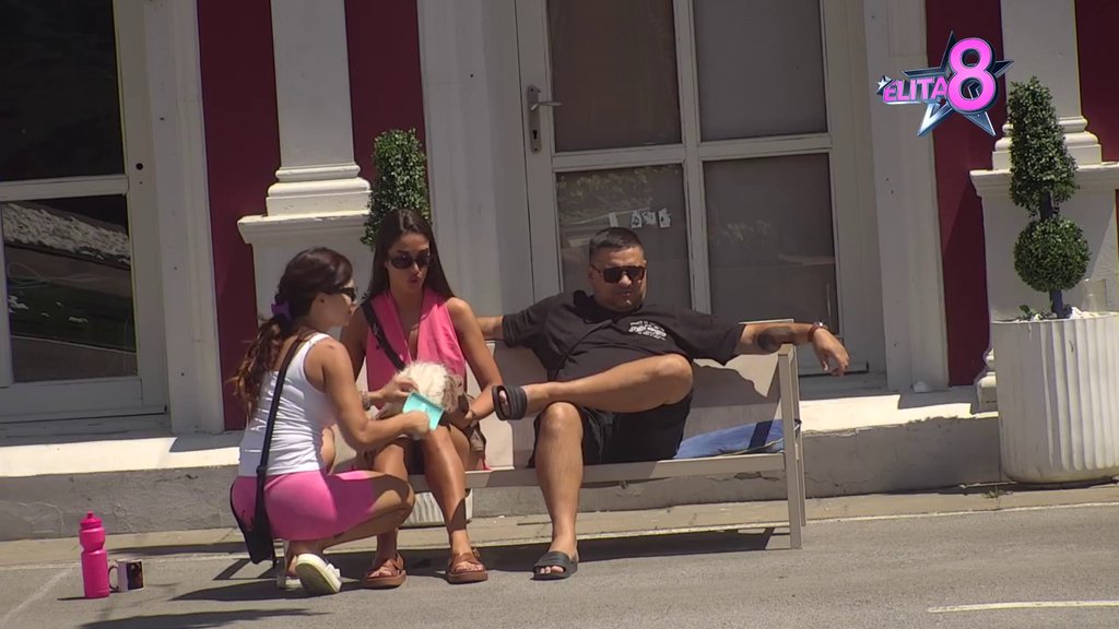 DUŠA TI SMRDI: Anđela popucala po šavovima nakon što je Bebica želeo da je pomeri sa garniture, pa mu uputila SALVU UVREDA! (VIDEO)