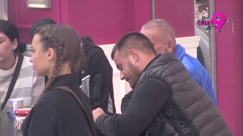 Ja sam ime i prezime, a on je samo moj bivši dečko! Mina Vrbaški se digla kao feniks iz pepela i raspalila po Viktoru: Ne može da se poredi sa Mensurom, mi smo najveća ljubav! (VIDEO)