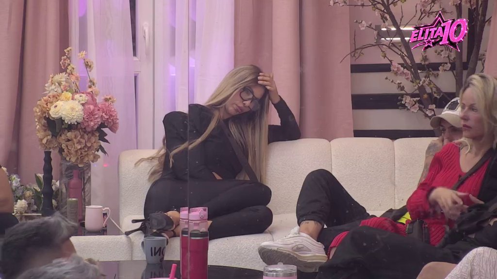 Molio je da mu budem u spotu, pisao poruke i kupio avionsku kartu: Aneli otkrila da je bila Gastozova neostvarena želja, Anđela oplela po njoj i Caru: Nesigurna si u sebe... (VIDEO)