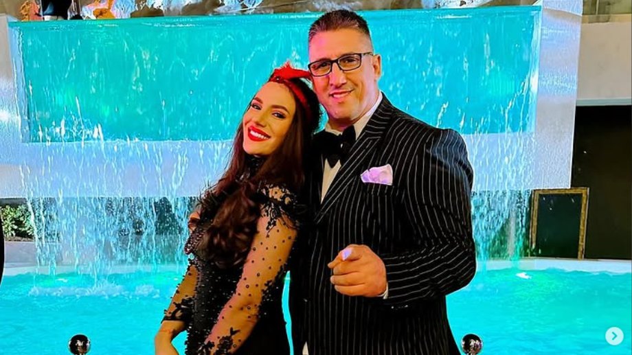 LJUDI MISLE DA SAM POREMEĆENA: Kristina Spalević povela decu u vrtić, a izgleda kao da je pošla na plažu! SA SOBOM IMALA KUTLAČU I PEŠKIR  (FOTO)