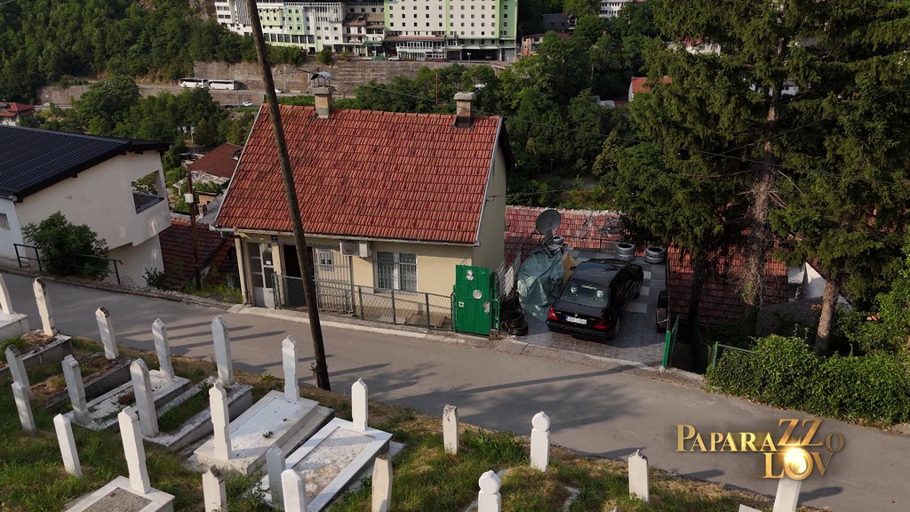 EVO KAKO IZGLEDA KUĆA ANELI AHMIĆ U ALIFAKOVCU: Nalazi se tik pored groblja, svuda ZASTRAŠUJUĆE skulpture, a ovako KOMŠIJE govore o njoj i njenoj porodici... (FOTO)