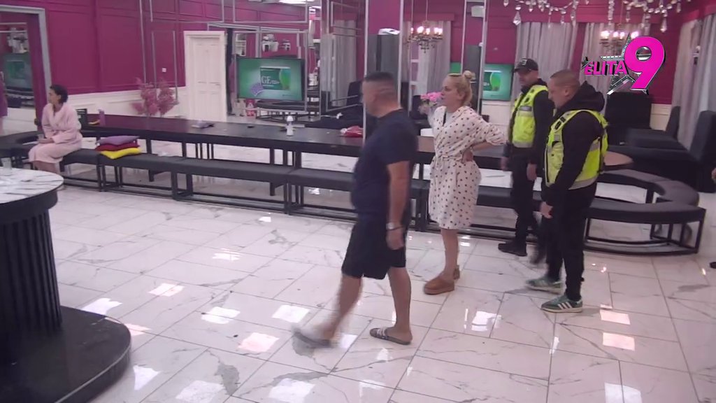 OBEZBEĐENJE JE ODVOJILO OD NJEGA! Advokatica pljunula Bebicu, sasuli jedno drugom SALVU UVREDA u lice! (VIDEO)