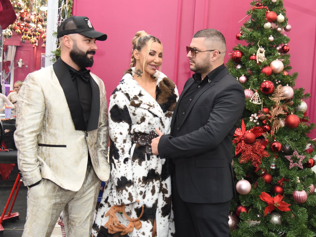 OBOJICA JOJ PRSTEN STAVILI NA RUKU, ZBOG NJE HTELI I DA SE POTUKU! Aneli u novogodišnjem Pink.rs editorijalu sa Lukom i Asminom (FOTO)