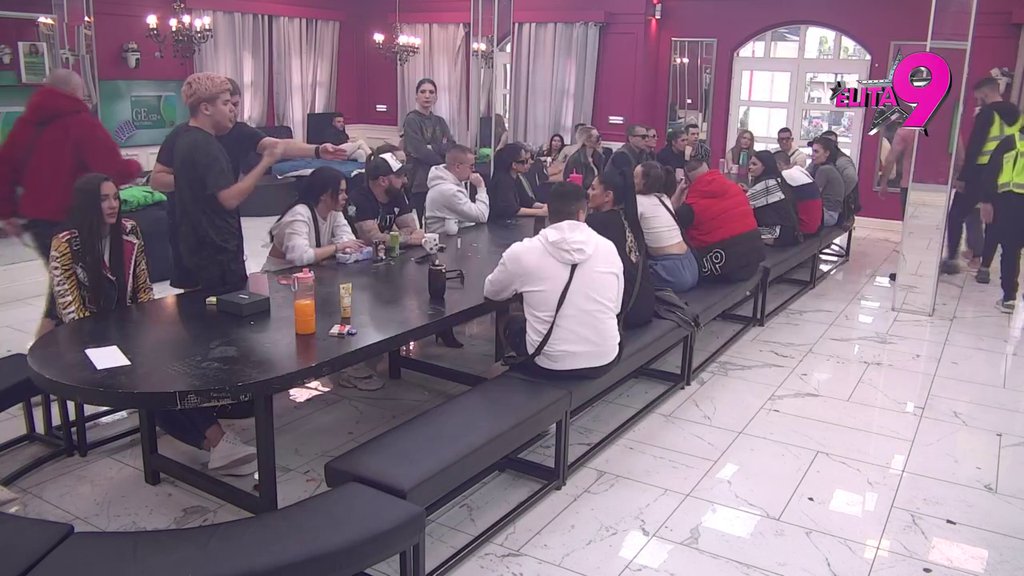 MORBIDNOSTIMA NIKAD KRAJA! Aneli ponovo UDARILA NISKO! Poručila Ivanu da će se upokojiti kao njegova majka! (VIDEO)