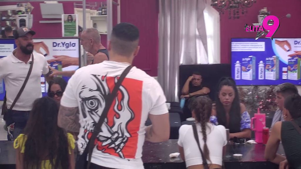 Luka i Anita koriste njenu trudnoću da bi ispali žrtve: Ona se setila da postoji emisija da pravi haos, Vujović još nasrnuo i na Miću! (VIDEO)
