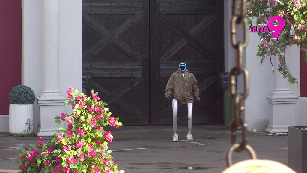 CVEĆE, ČOKOLADA I LJUBAVNA PORUKA! Asmin čeka Maju raširenih ruku, da li će ona pasti na njegov šarm? (VIDEO)