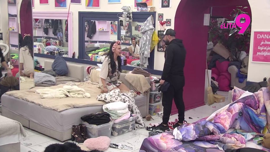 POLOMILA SVE! Anita doživela TOTALNO POMRAČENJE, pobacala sve što joj je došlo pod ruke! (VIDEO)